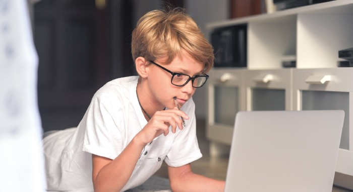 Schüler macht Hausaufgabe am Laptop © Fabio Principe, stock.adobe.com Schüler macht Hausaufgabe am Laptop © Fabio Principe, stock.adobe.com
