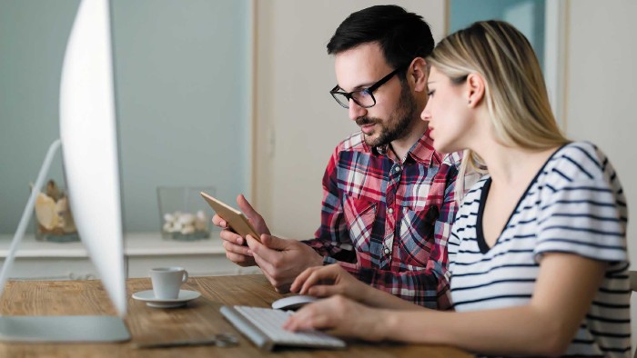© stock.adobe.com Mann und Frau sitzen vor dem Computer © stock.adobe.com