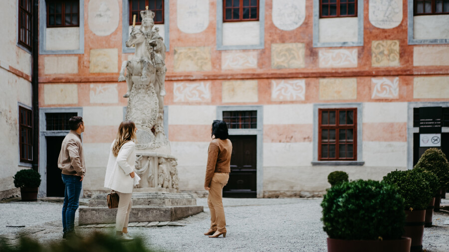 Gruppe besichtigt Innenhof