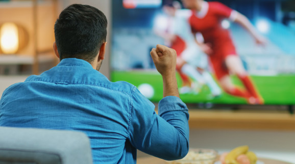 Fußballfan sitzt vor Fernseher und verfolgt Fußballspiel © Gorodenkoff , stock.adobe.com