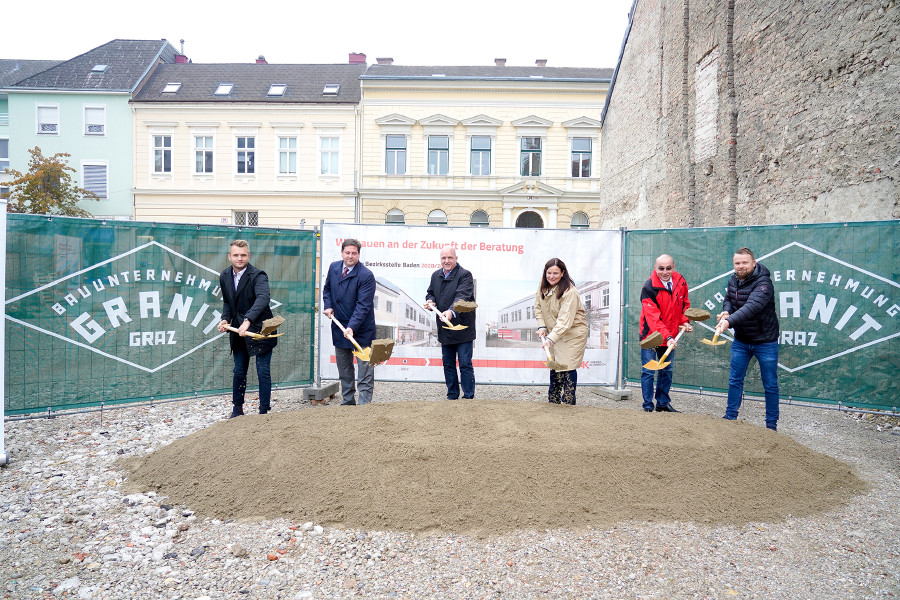Michael Krähmer (Firma Granit), Stefan Szirucsek (Bürgermeister Baden), Markus Wieser (Präsident AK Niederösterreich), Bettina Heise (Direktorin AK-Niederösterreich) Roman Gössinger (Pro GE NÖ) und Patrick Slacik (Pro GE NÖ) beim Spatenstich in Baden. © Wolfgang Prinz, Michael Krähmer (Firma Granit), Stefan Szirucsek (Bürgermeister Baden), Markus Wieser (Präsident AK Niederösterreich), Bettina Heise (Direktorin AK-Niederösterreich) Roman Gössinger (Pro GE NÖ) und Patrick Slacik (Pro GE NÖ) beim Spatenstich in Baden. © Wolfgang Prinz,
