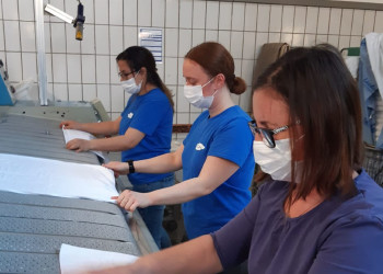 Das Team der Textilreinigung Stuhl sorgt dafür, dass die Wäsche für Kliniken, Seniorenpflege und Co. hygienisch rein ist. ©  , AK Niederösterreich, zVg