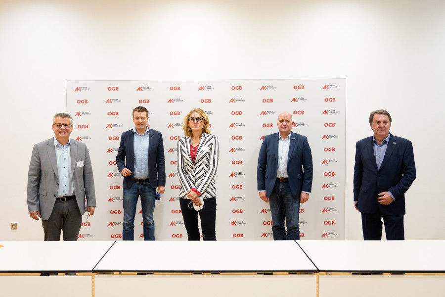 v.l.n.r: Roman Pöschl (Geschäftsführer BBRZ), Sven Hergovich (Geschäftsführer AMS NÖ), Brigitte Preier (Stellvertretende Chefärztin PVA), Markus Wieser (Präsident AK Niederösterreich), Wolfgang Ecker (Präsident WK Niederösterreich) starteten "Reha now!". © Wolfgang Prinz, v.l.n.r: Roman Pöschl (Geschäftsführer BBRZ), Sven Hergovich (Geschäftsführer AMS NÖ), Brigitte Preier (Stellvertretende Chefärztin PVA), Markus Wieser (Präsident AK Niederösterreich), Wolfgang Ecker (Präsident WK Niederösterreich) starteten "Reha now!". © Wolfgang Prinz,
