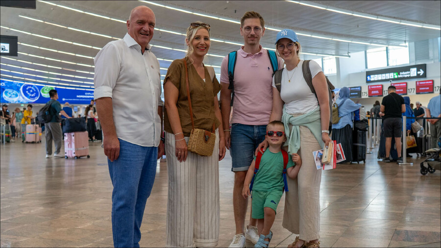 AK Nieder&ouml;sterreich-Pr&auml;sident und &Ouml;GB  N&Ouml;-Vorsitzender Markus Wieser mit einer Familie am Terminal