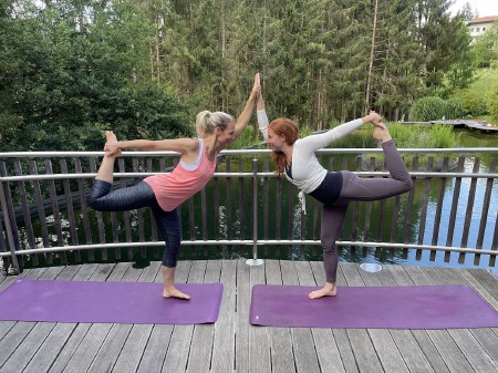 Julia links und Patricia rechts beim Yoga