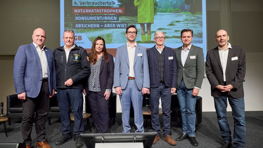 Beim Verbrauchertalk der AK Niederösterreich (v. li. n. re.): AK Niederösterreich-Präsident und ÖGB NÖ-Vorsitzender Markus Wieser, Landesfeuerwehrkommandant Dietmar Fahrafellner, AK Niederösterreich-Direktorin Bettina Heise, AK Niederösterreich-Konsumentenberater Alexander Hosner, Thomas Hlatky, Managing Director bei der GRAWE Reinsurance, Klimaökonom Franz Prettenthaler und AK Wien-Konsumentenberater Christian Prantner. 