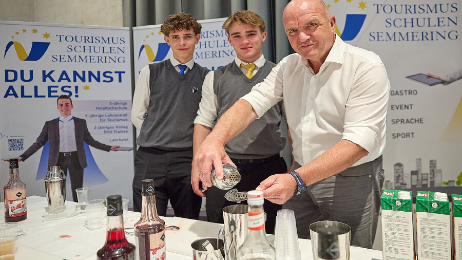 Alkoholfreie Cocktails! AK Nieder&ouml;sterreich-Pr&auml;sident Markus Wieser besuchte den Messestand der Tourismusschulen Semmering und informierte sich bei den Sch&uuml;lern Constantin und Vitus.