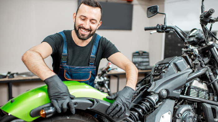 Mechaniker repariert Motorrad