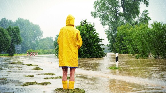 Frau im Hochwasser