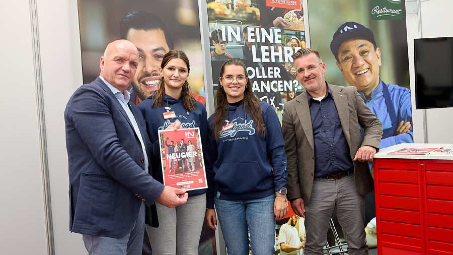 Neugierig auf LEHRE! AK Nieder&ouml;sterreich-Pr&auml;sident & &Ouml;GB N&Ouml;-Vorsitzender Markus Wieser (l.) und AK Nieder&ouml;sterreich-Direktor Mag. Karl Heigel (r.) informierten sich bei den Interspar-Lehrlingen Anna und Rosa. 