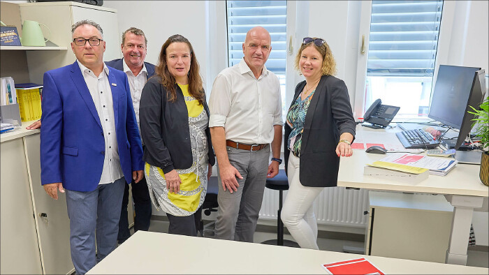 Bezirksstellenleiter Gerald Pahr, AK N&Ouml;-Vizepr&auml;sident Horst Pammer, AK N&Ouml;-Direktorin Bettina Heise, AK Nieder&ouml;sterreich-Pr&auml;sident und &Ouml;GB N&Ouml;-Vorsitzender Markus Wieser und die Leiterin des Rechtsschutzb&uuml;ros N&Ouml; S&uuml;d, Katharina Samsinger.