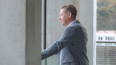 AK Präsident Bernhard Heinzle auf dem Balkon der AK Vorarlberg