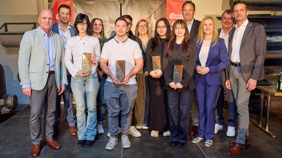 Die Preistr&auml;grinnen 2026 mit den F&uuml;hrungsspitzen von AK, &Ouml;GB und AMS Nieder&ouml;sterreich.