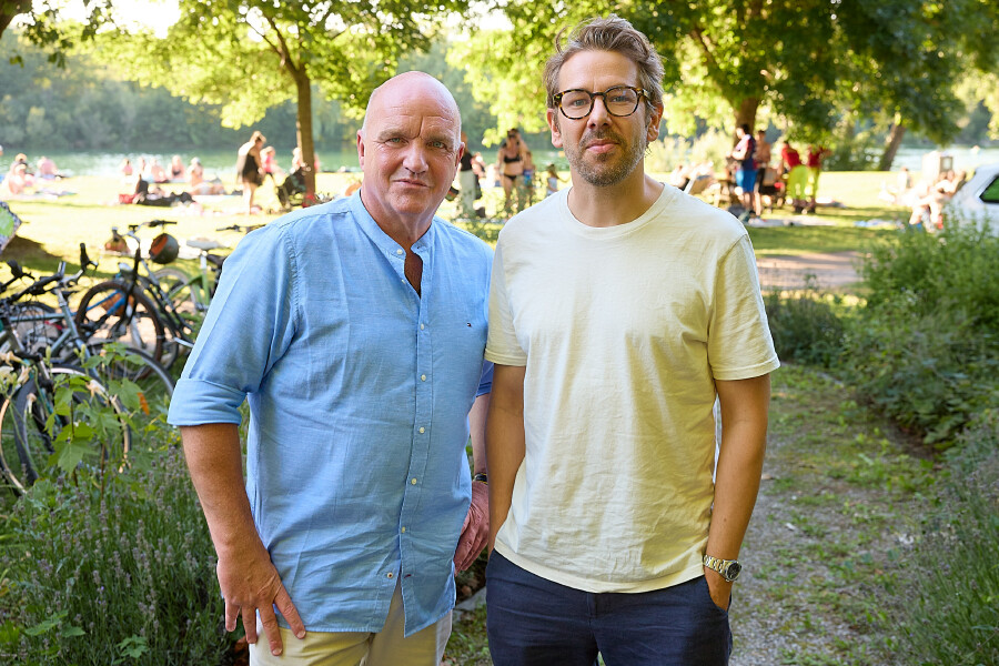 Relaxed am See! AK Niederösterreich-Präsident und ÖGB NÖ-Vorsitzender Markus Wieser mit Headliner LEMO vor seinem Auftritt bei Splash Hard 2025