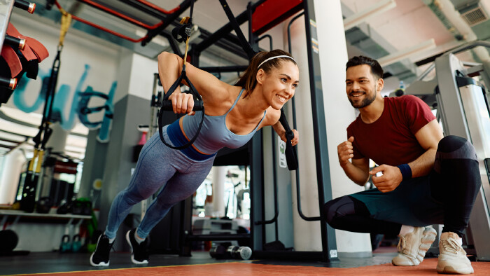 Frau trainiert im Fitnessstudio