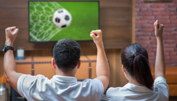 Paar schaut Fußball am Fernseher © Anekoho, stock.adobe.com