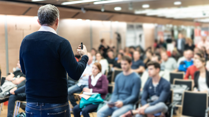 Das Arbeitsrecht gilt auch in Corona-Zeiten. © kasto , stock.adobe.com Vortragender bei Betriebsversammlung © kasto , stock.adobe.com