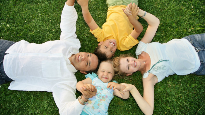 Familie auf Wiese © Pavel Losevsky, stock.adobe.com Familie auf Wiese © Pavel Losevsky, stock.adobe.com