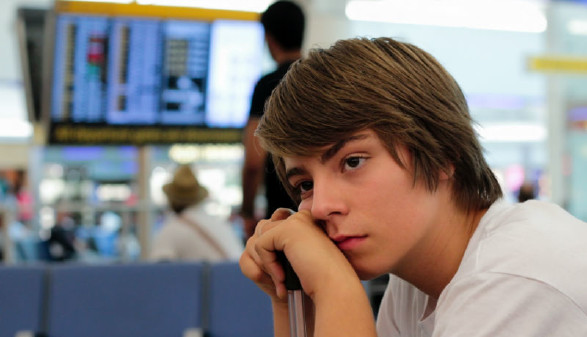 Ein junger Mann wartet am Flughafen. © Eléonore H., stock.adobe.com