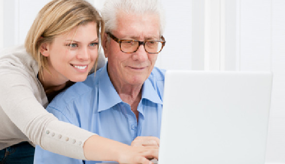 Pensionist bekommt Hilfe am Laptop © Rido, Fotolia