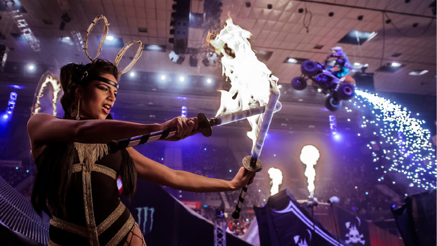 Masters of Dirt © Bartek Wolinski, Masters of Dirt Feuer-Show © Bartek Wolinski, Masters of Dirt