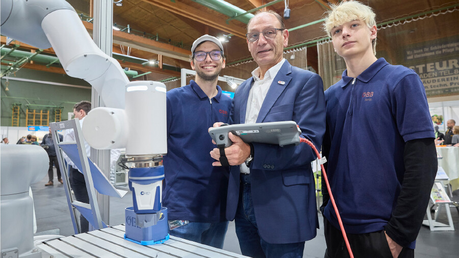 AK NÖ-Vizepräsident Gerhard Seban besuchte die Digitalisierungsinsel der ÖBB und informierte sich bei den Lehrlingen André (r.) und Frederik (l.).