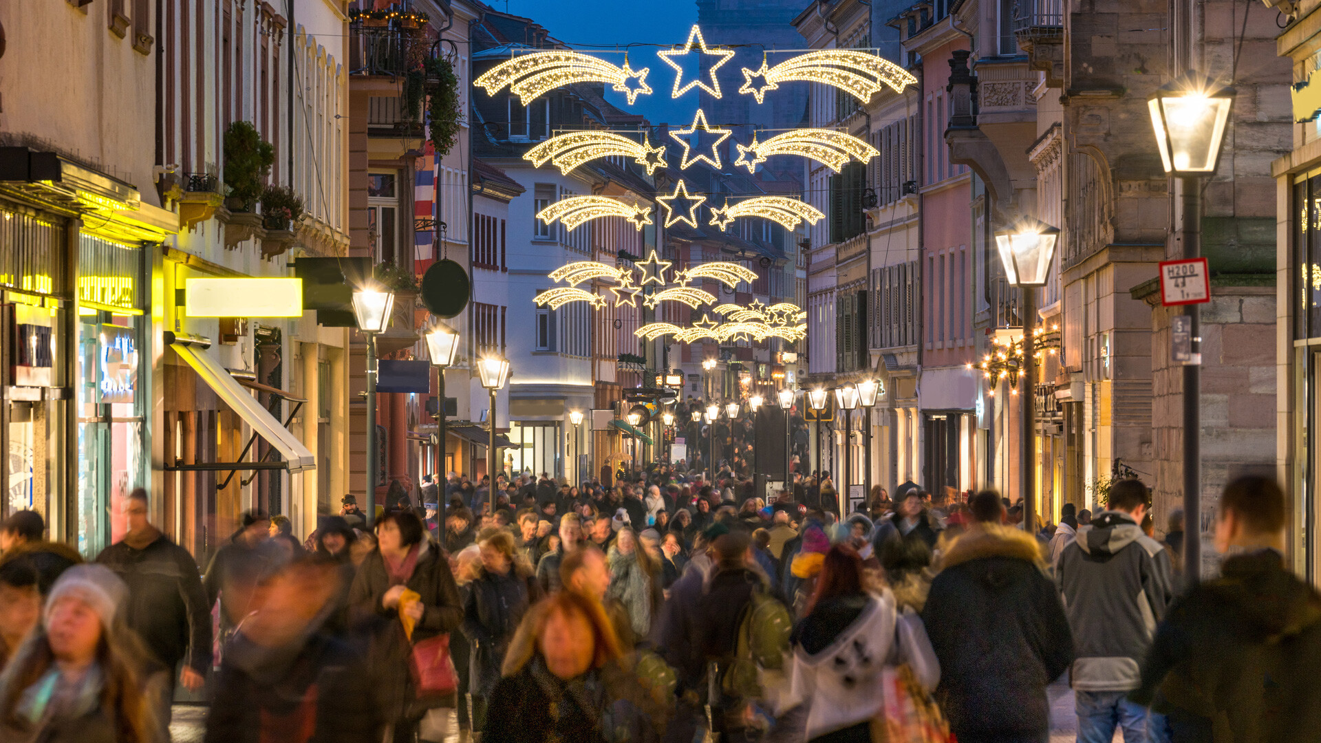 Einkaufsstraße zur Weihnachtszeit