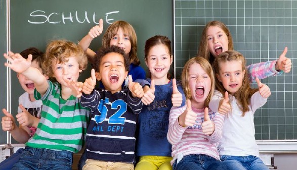 SchülerInnen zeigen Daumen hoch. © drubig-photo, stock.adobe.com SchülerInnen zeigen Daumen hoch. © drubig-photo, stock.adobe.com