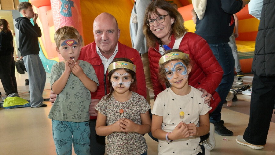AK Niederösterreich-Präsident und ÖGB Niederösterreich-Vorsitzender Markus Wieser und AK Niederösterreich Vizepräsidentin Angela Fischer mit jungen Besucher:innen am AK/ÖGB-Familienfest im Mostviertel.
