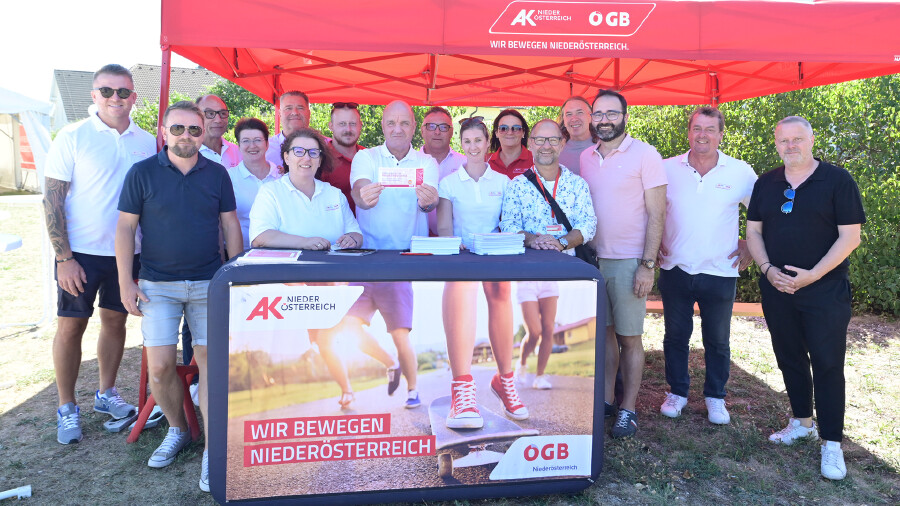 Gute Stimmung beim Familienfest: AK Nieder&ouml;sterreich-Pr&auml;sident und &Ouml;GB Nieder&ouml;sterreich-Vorsitzender Markus Wieser mit seinem Team in Felixdorf. 