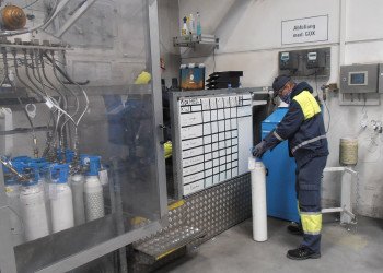  Die MitarbeiterInnen der Firma Air Liquide sind gerade jetzt voll im Einsatz, damit während der Coronakrise genügend medizinischer Sauerstoff vorhanden ist. ©  , AK Niederösterreich, zVg