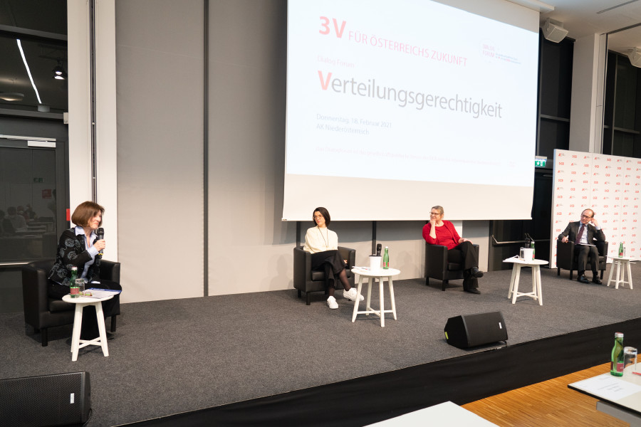 Dr. Barbara Ascher (Vizepräsidentin der IV Niederösterreich), Mag. Barbara Blaha (Leiterin des Momentum Institutes) und Ao. Univ.-Prof. Dr. Karin Heitzmann, MSc, (Institut für Sozialpolitik der WU Wien) diskutieren über ein sozial gerechtes Steuersystem. © Wolfgang Prinz, AK Niederösterreich Dr. Barbara Ascher (Vizepräsidentin der IV Niederösterreich), Mag. Barbara Blaha (Leiterin des Momentum Institutes) und Ao. Univ.-Prof. Dr. Karin Heitzmann, MSc, (Institut für Sozialpolitik der WU Wien) diskutieren über ein sozial gerechtes Steuersystem. © Wolfgang Prinz, AK Niederösterreich