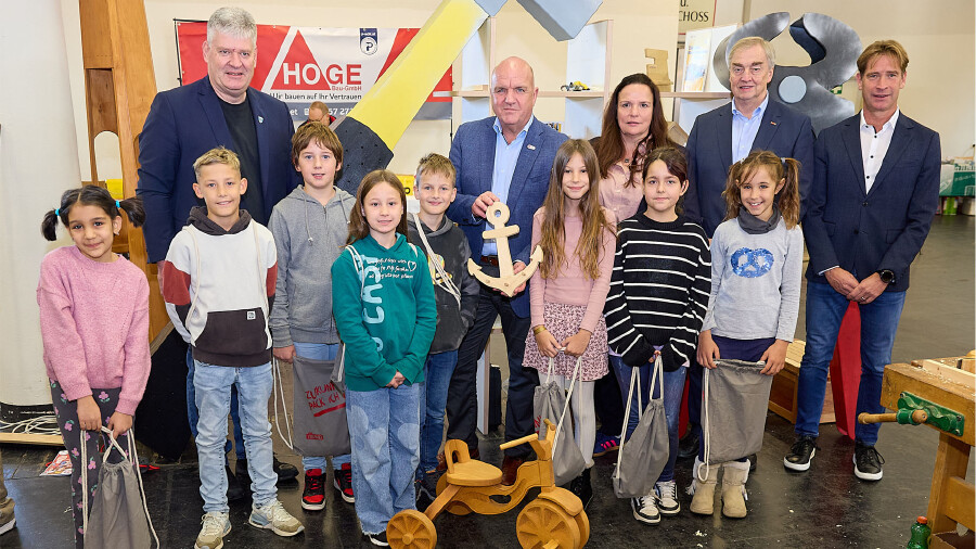 Berufsorientierung ist cool! Die Schüler:innen der VS Neumarkt a.d. Ybbs mit Bürgermeister Josef Leitner, AK Niederösterreich-Präsident Markus Wieser, AK Niederösterreich Direktorin Mag. Bettina Heise, WK NÖ Vizepräsident Dr. Christian Moser und AMS-Geschäftsstellenleiter Andreas Haider (v.l.n.r.)