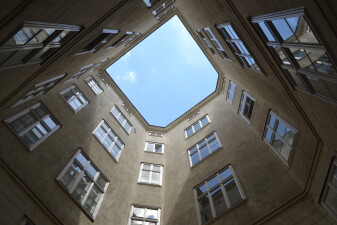 Die Häuser, in denen Kategoriemieten bezahlt werden, verraten unschwer, dass hier nicht die „Oberen Zehntausend“ zuhause sind. Umso härter trifft sie die Erhöhung. 
