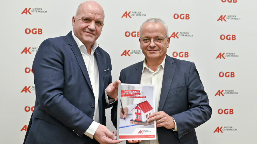 Pressekonferenz Leistbares Wohnen mit Niederösterreichs AK Präsident und ÖGB Vorsitzender Markus Wieser (Links) und Studienautor Dr. Wolfgang Amann vom Institut für Immobilien, Bauen und Wohnen