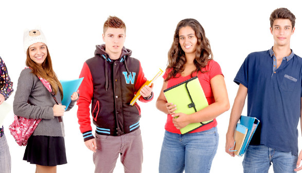 Zehn Schülerinnen und Schüler stehen nebeneinander und halten Schulsachen in den Händen © verkoka, stock.adobe.com