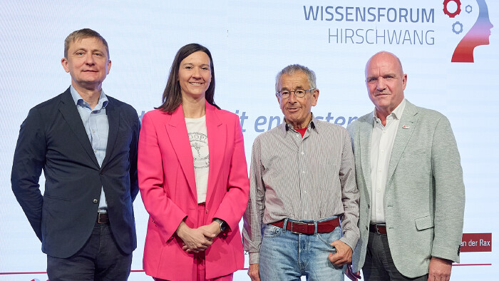 Am 16. April 2026 fand im Schloss Reichenau das 3. Wissenforum Hirschwang der AK Nieder&ouml;sterreich statt. Im Bild (v.l.): Michael Tumpel (Johannes Kepler Universit&auml;t Linz (JKU),  Susanne Zach (EY &Ouml;sterreich), Stephan Schulmeister (Wirtschaftsforscher), Markus Wieser (AK N&Ouml; Pr&auml;sident, &Ouml;GB N&Ouml; Vorsitzender).
