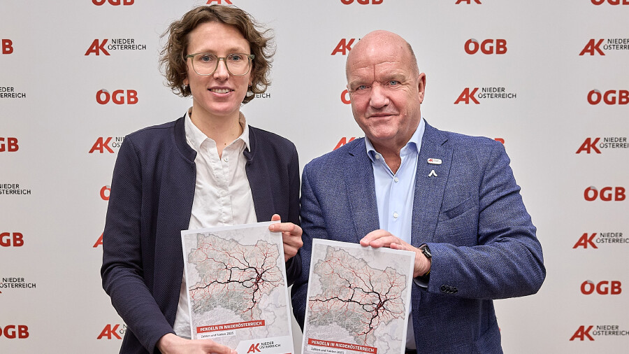 AK Niederösterreich-Präsident und ÖGB NÖ-Vorsitzender Markus Wieser und AK-Verkehrsexpertin Hannah Berger präsentieren die Pendler:innenanalyse für 2025.