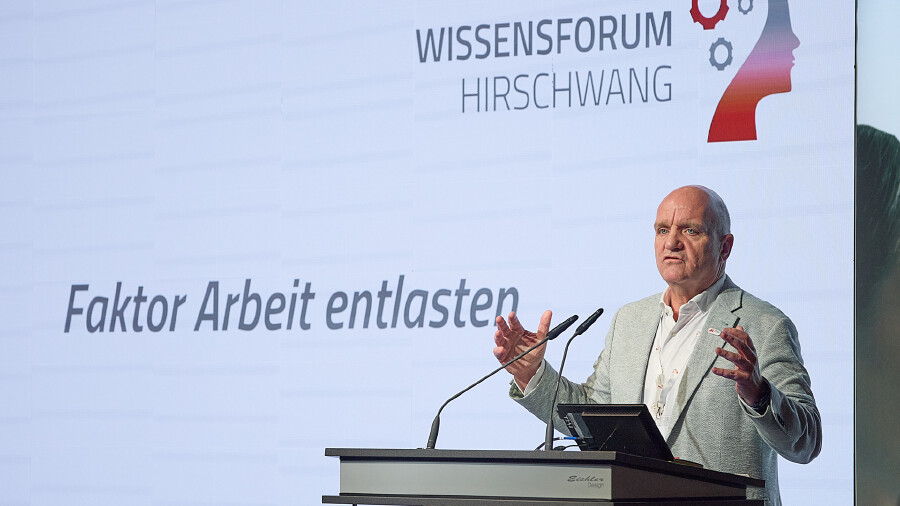 AK Nieder&ouml;sterreich-Pr&auml;sident und &Ouml;GB N&Ouml;-Vorsitzender Markus Wieser beim 3. Wissenforum Hirschwang im Schloss Reichenau.