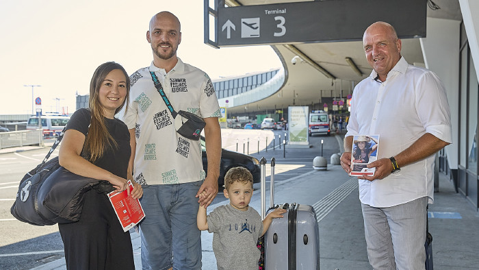 Familie Y freut sich auf den bevorstehenden Urlaub – im Bild mit AK Niederösterreich-Präsident und ÖGB NÖ-Vorsitzendem Markus Wieser (rechts). © Georges Schneider, Familie Y freut sich auf den bevorstehenden Urlaub – im Bild mit AK Niederösterreich-Präsident und ÖGB NÖ-Vorsitzendem Markus Wieser (rechts). © Georges Schneider,