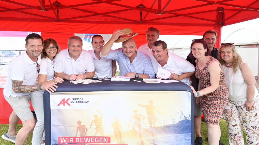 AK Nieder&ouml;sterreich-Pr&auml;sident und &Ouml;GB Nieder&ouml;sterreich-Vorsitzender Markus Wieser und sein Team in bester Stimmung beim AK/&Ouml;GB-Familienfest in Schwarzenau.