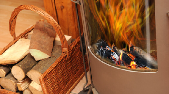 Holzfeuer im Kamin