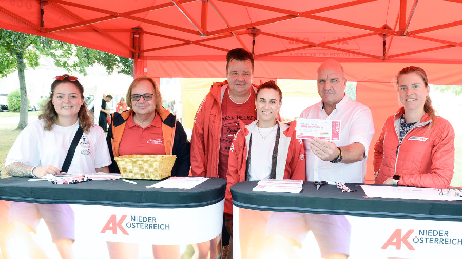 AK Niederösterreich-Präsident und ÖGB Niederösterreich-Vorsitzender Markus Wieser (2.v.r.) und Leiter der Abteilung Betriebsaktivitäten und Jugendprojekte Robert Hörmann (Mitte) mit seinem Team.