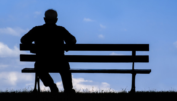 Rentner sitzt auf Bank © goami , stock.adobe.com