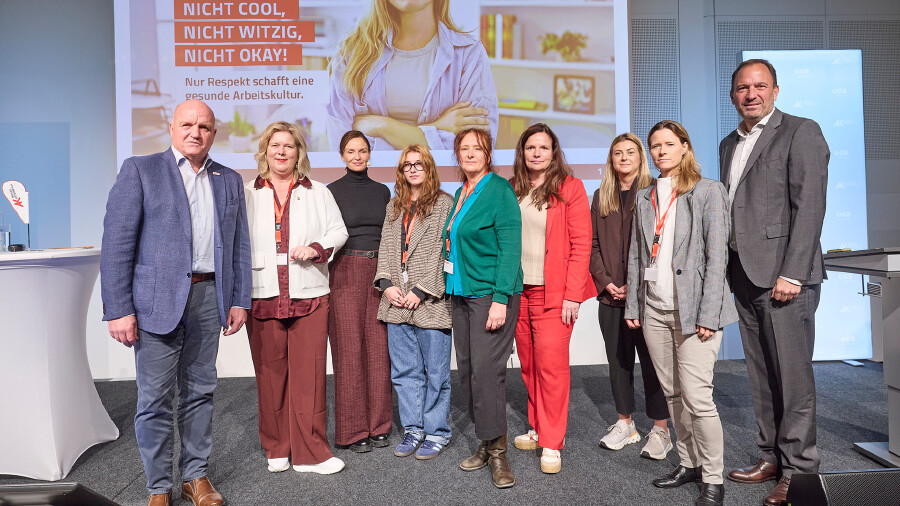 Beim heutigen Frauen-Forum v. li. n. re.: AK Niederösterreich-Präsident und ÖGB NÖ-Vorsitzender Markus Wieser, Elvira Schmidt, 3. Landtagspräsidentin im NÖ Landtag und Landesfrauenvorsitzende, Moderatorin Yvonne Widler, Ronja Nikolatti & Claudia Sorger, beide L&R Sozialforschung, AK Niederösterreich-Direktorin Bettina Heise, Adriana Mandl, AK Wien, Elisabeth Cinatl, Verein wendepunkt, und Christian Farthofer, AK Niederösterreich-Direktor-Stv. © Georges Schneider, AK Niederösterreich Beim heutigen Frauen-Forum v. li. n. re.: AK Niederösterreich-Präsident und ÖGB NÖ-Vorsitzender Markus Wieser, Elvira Schmidt, 3. Landtagspräsidentin im NÖ Landtag und Landesfrauenvorsitzende, Moderatorin Yvonne Widler, Ronja Nikolatti & Claudia Sorger, beide L&R Sozialforschung, AK Niederösterreich-Direktorin Bettina Heise, Adriana Mandl, AK Wien, Elisabeth Cinatl, Verein wendepunkt, und Christian Farthofer, AK Niederösterreich-Direktor-Stv.