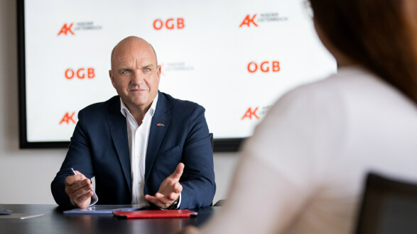 AK Niederösterreich Präsident Markus Wieser im Gespräch mit einer Mitarbeiterin in einem Büro