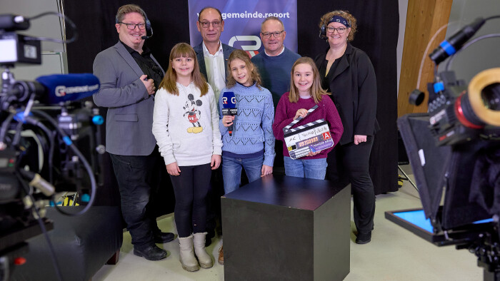 Die Schülerinnen der MS Neustadtl hatten jede Menge Spaß beim Wangler Media Infostand. v.l.n.r. Bernhard Wangler, AK NÖ-Vizepräsident Gerhard Seban, Vizebürgermeister Peter Reiter und Klara Wangler. 