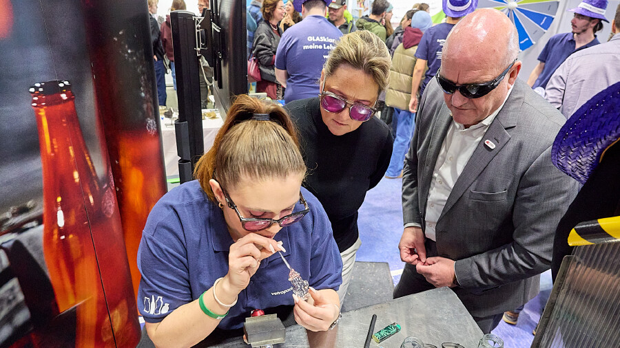 Glaskunst bei Vetropack! AK Niederösterreich-Präsident Markus Wieser und Landesrätin  Mag. Susanne Rosenkranz waren von der Glasbläserin Xena beeindruckt. 