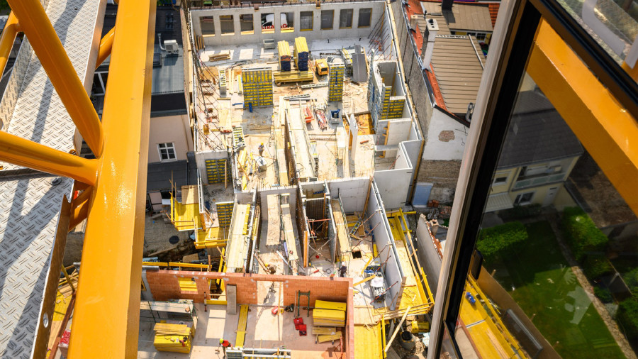 Ausblick auf das 1. Obergeschoss der neuen Arbeiterkammer Niederösterreich-Bezirksstelle in Baden, das in den letzten beiden Monaten entstanden ist. 