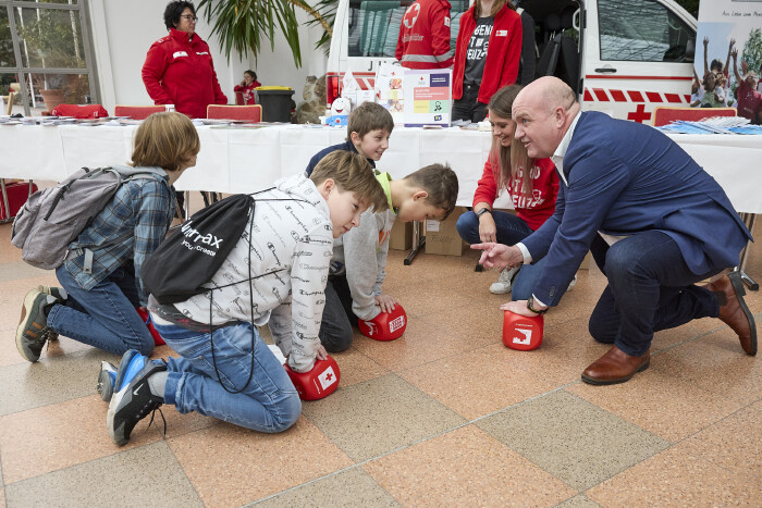 Leben retten! AK NÖ-Präsident Markus Wieser übt mit den Volksschulkindern die Herzdruckmassage beim Roten Kreuz. 